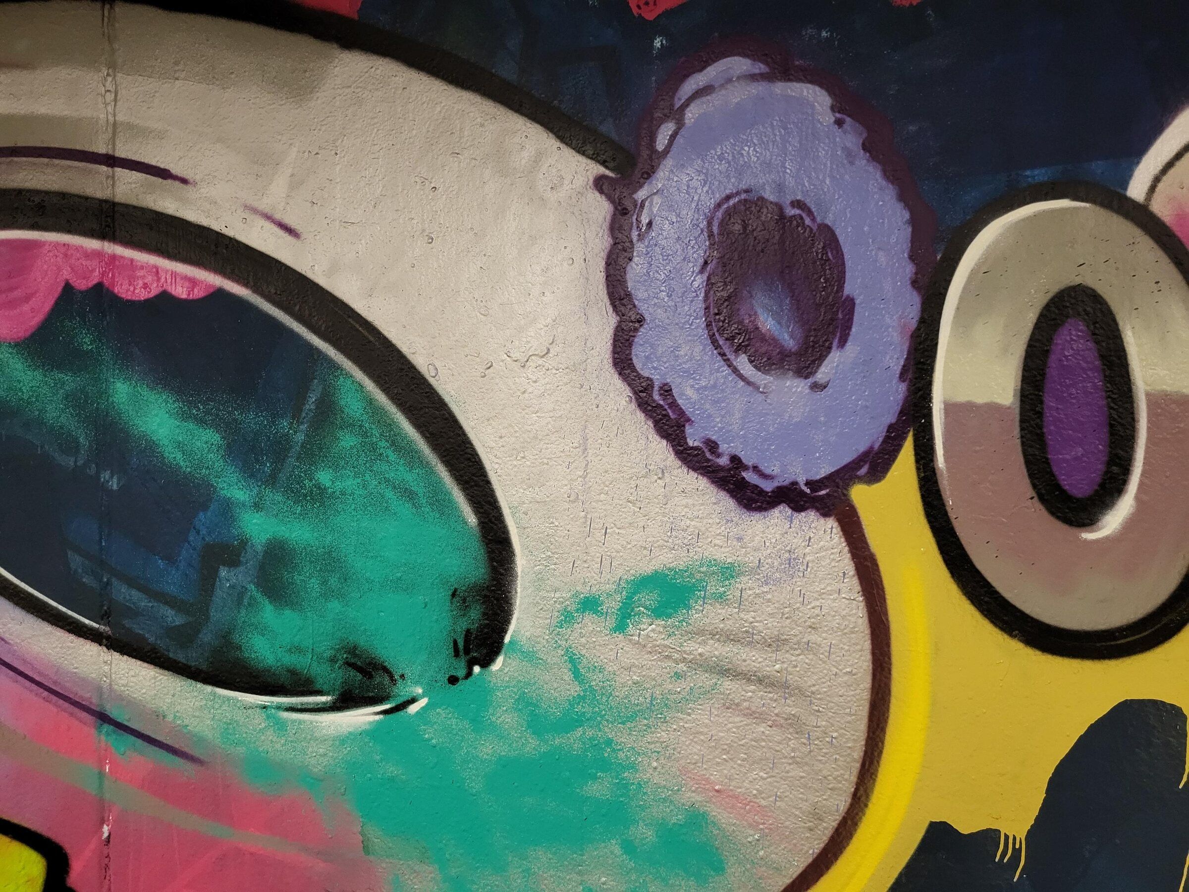 Lettrage graffiti abstrait aux couleurs vives