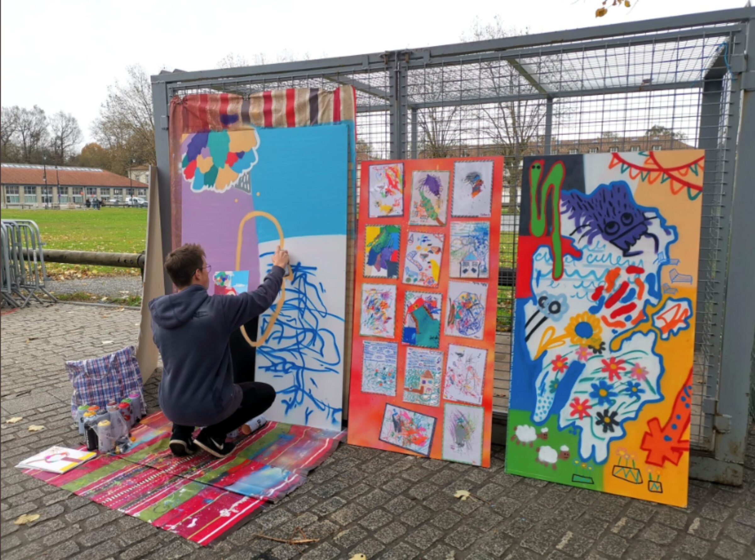 Panneaux colorés assemblant les dessins des participants