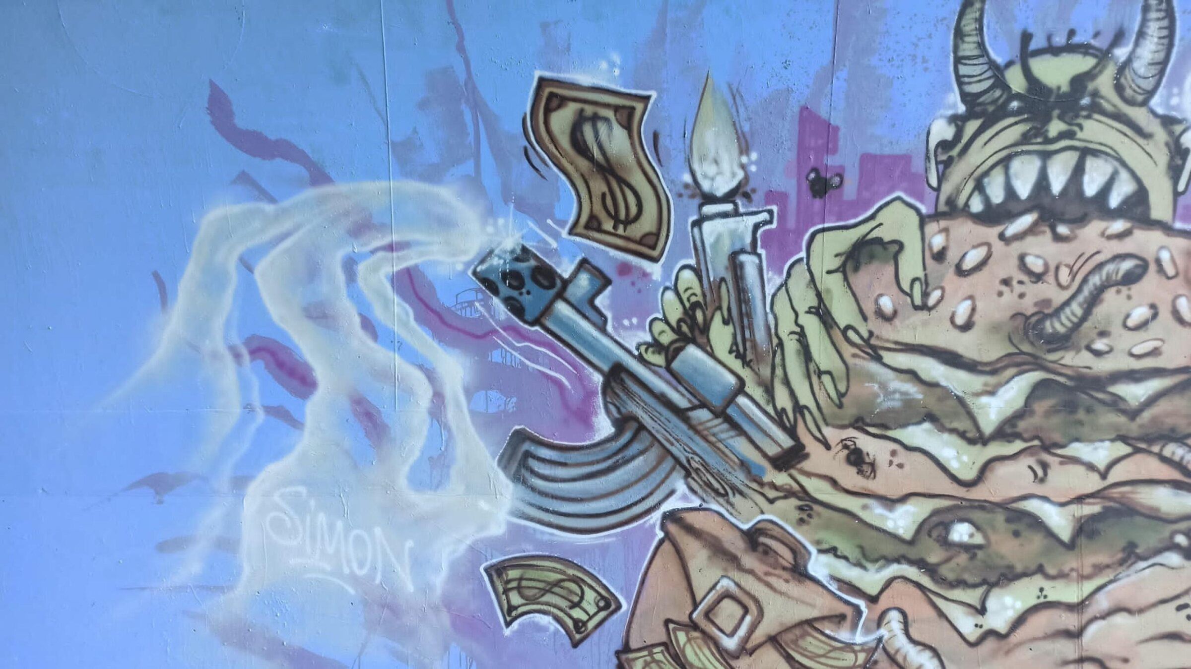 Fresque aux tons bleus : créature monstrueuse, billets et armes, signée Simon