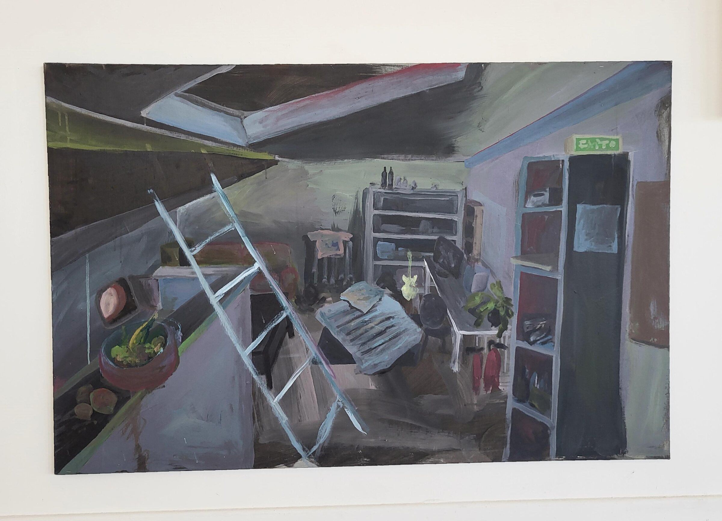 Toile : intérieur d'un local encombré, échelle et panneau de sortie de secours