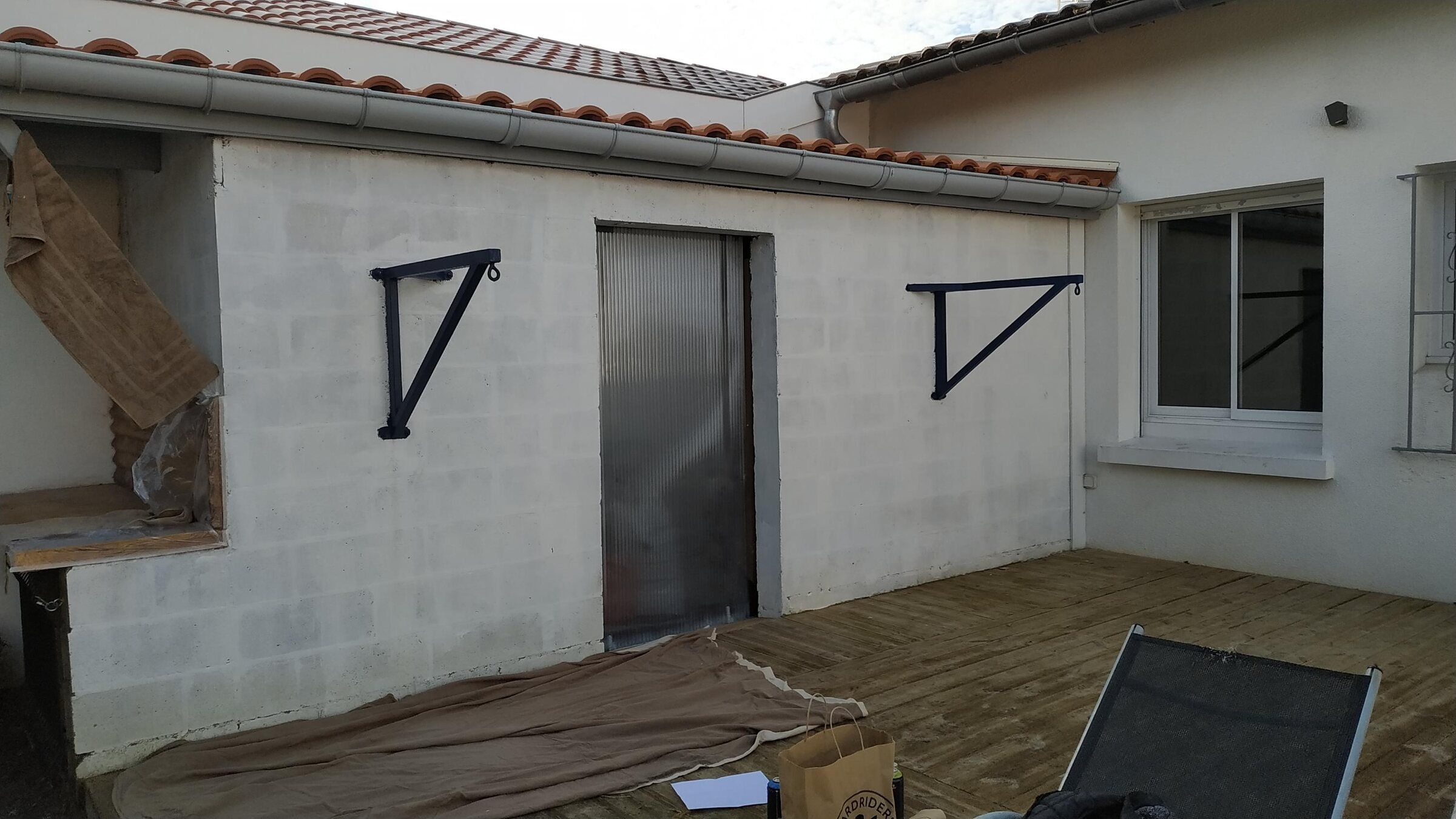 Avant : le mur blanc de la terrasse, avant peinture