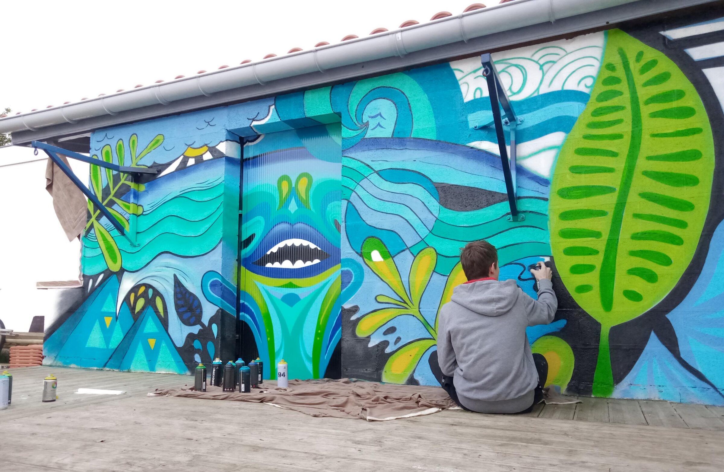 Simon en train de peindre la fresque