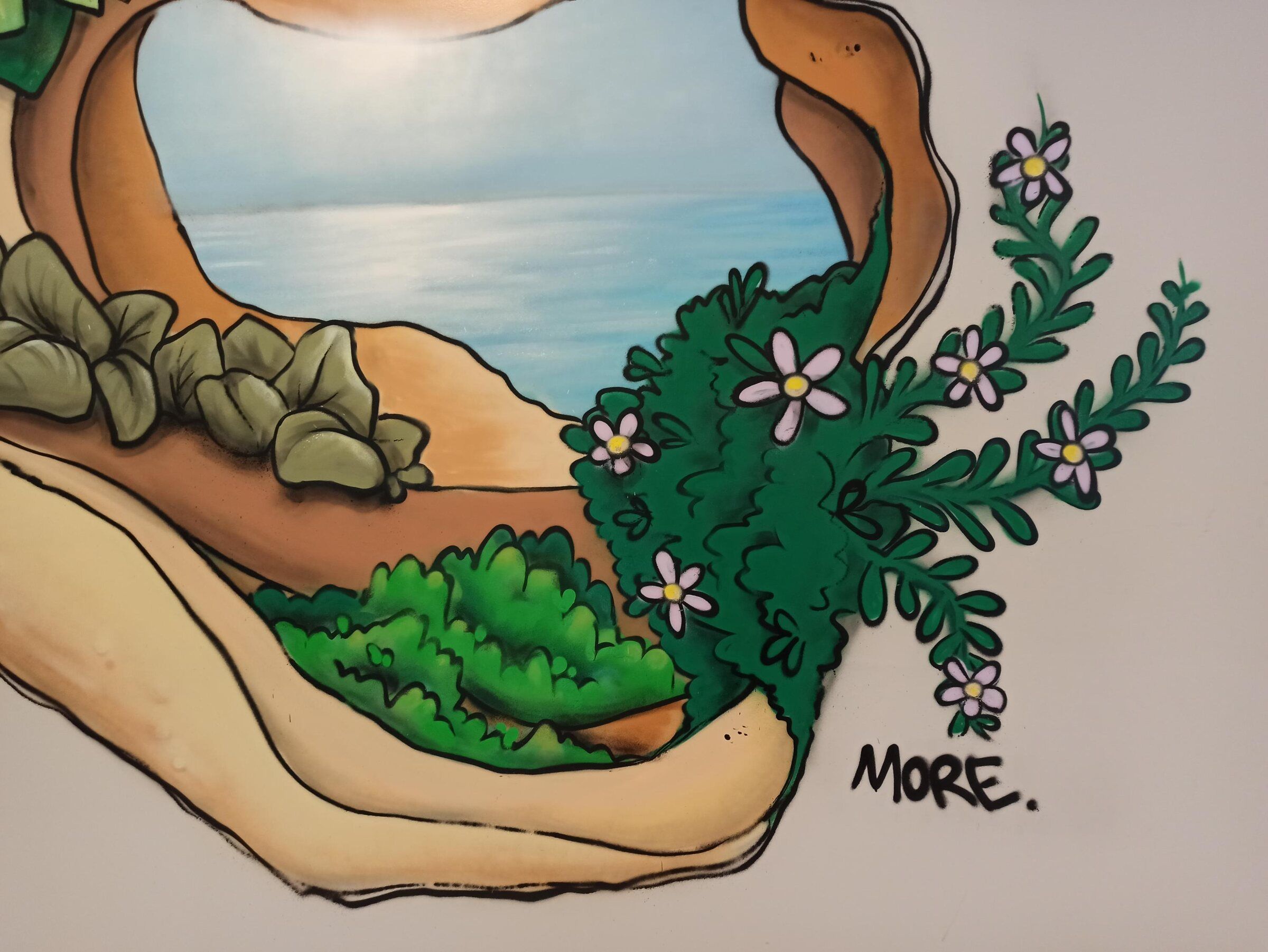 Détail de l'ouverture sur l'océan et des fleurs