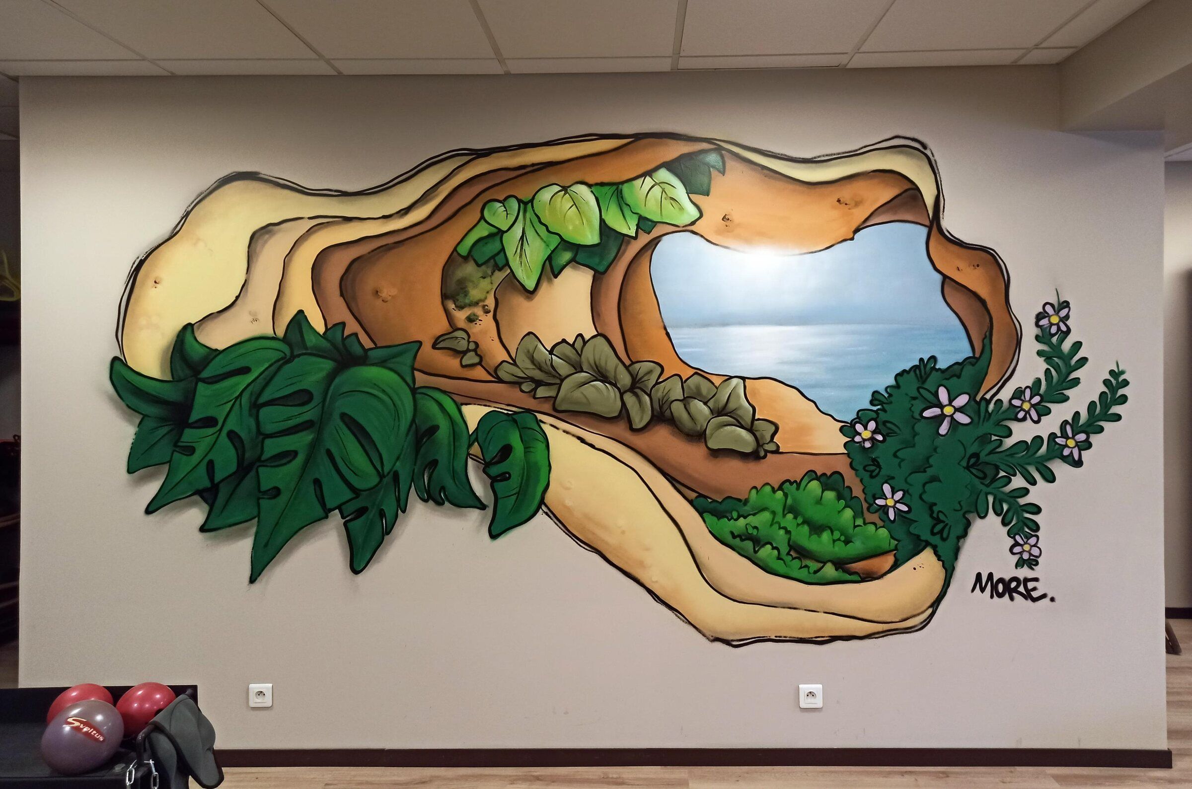 Fresque intérieure : une grotte de sable ouverte sur l'océan, entourée de végétation