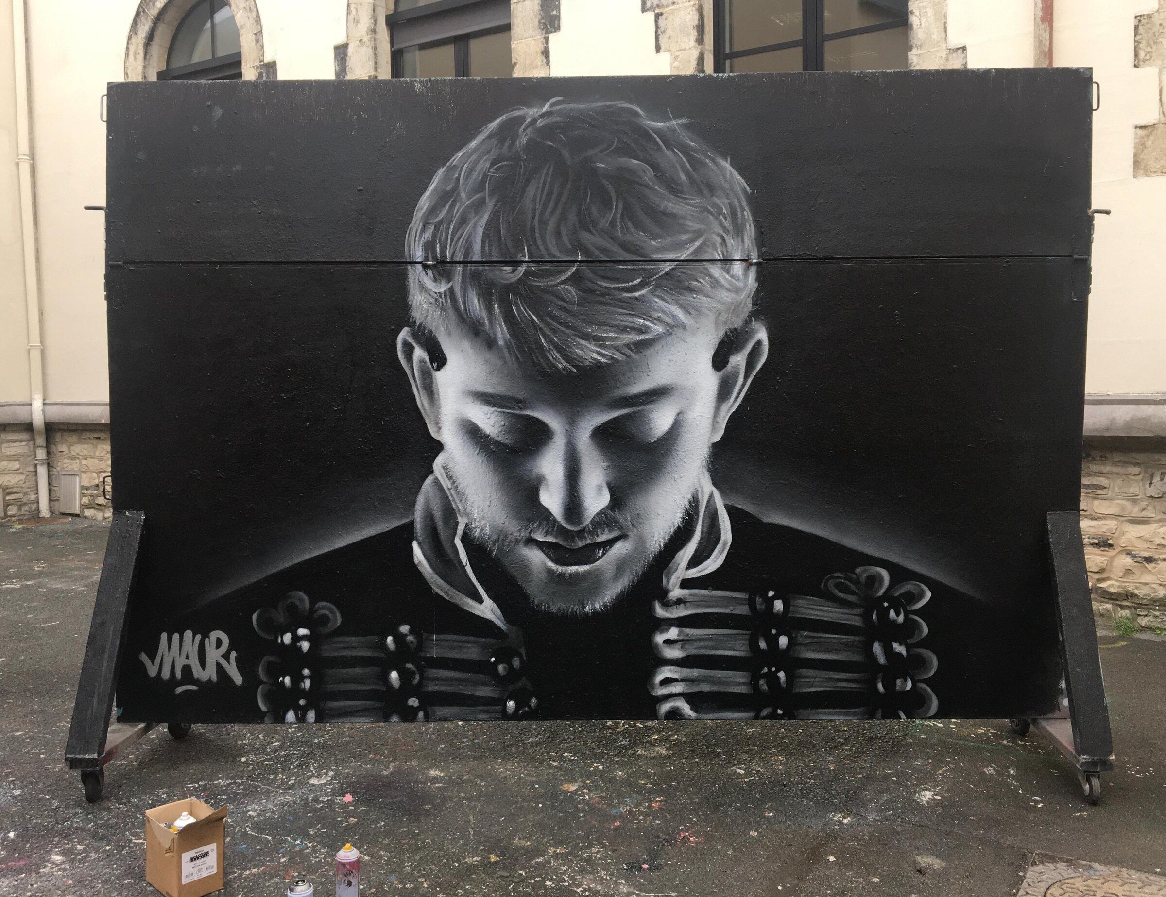 Portrait du rappeur Vald en noir et blanc, peint sur un grand panneau