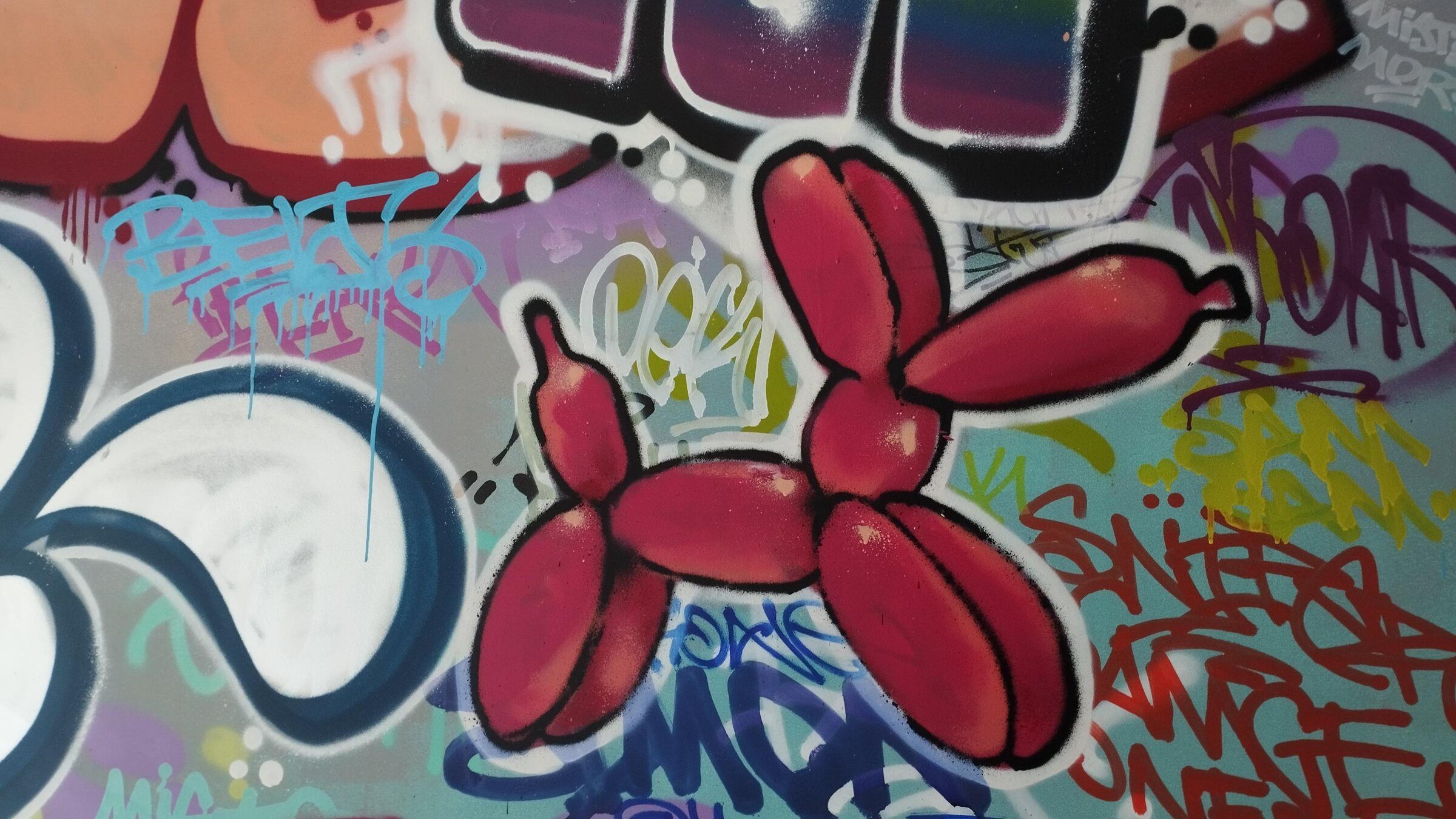 Détail : chien-ballon rouge au milieu des tags