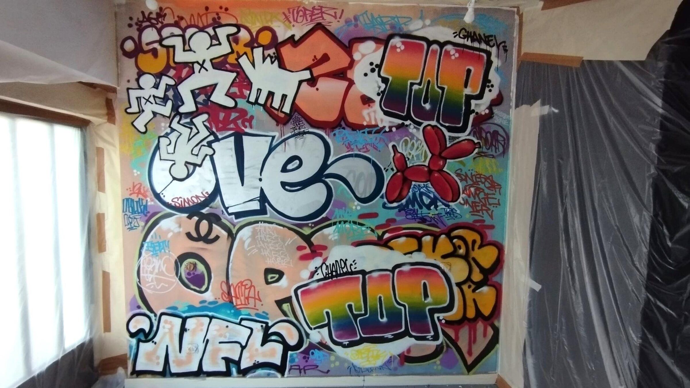 Mur intérieur entièrement couvert de lettrages graffiti colorés