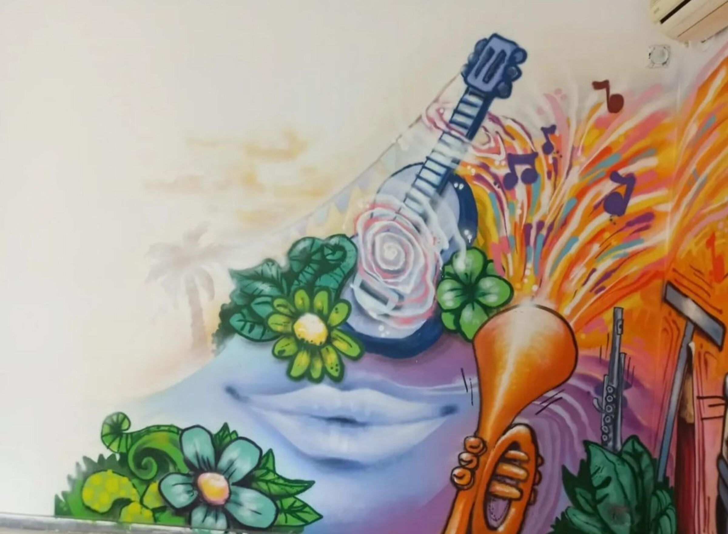 La fresque dans la pièce vide : instruments de musique et fleurs