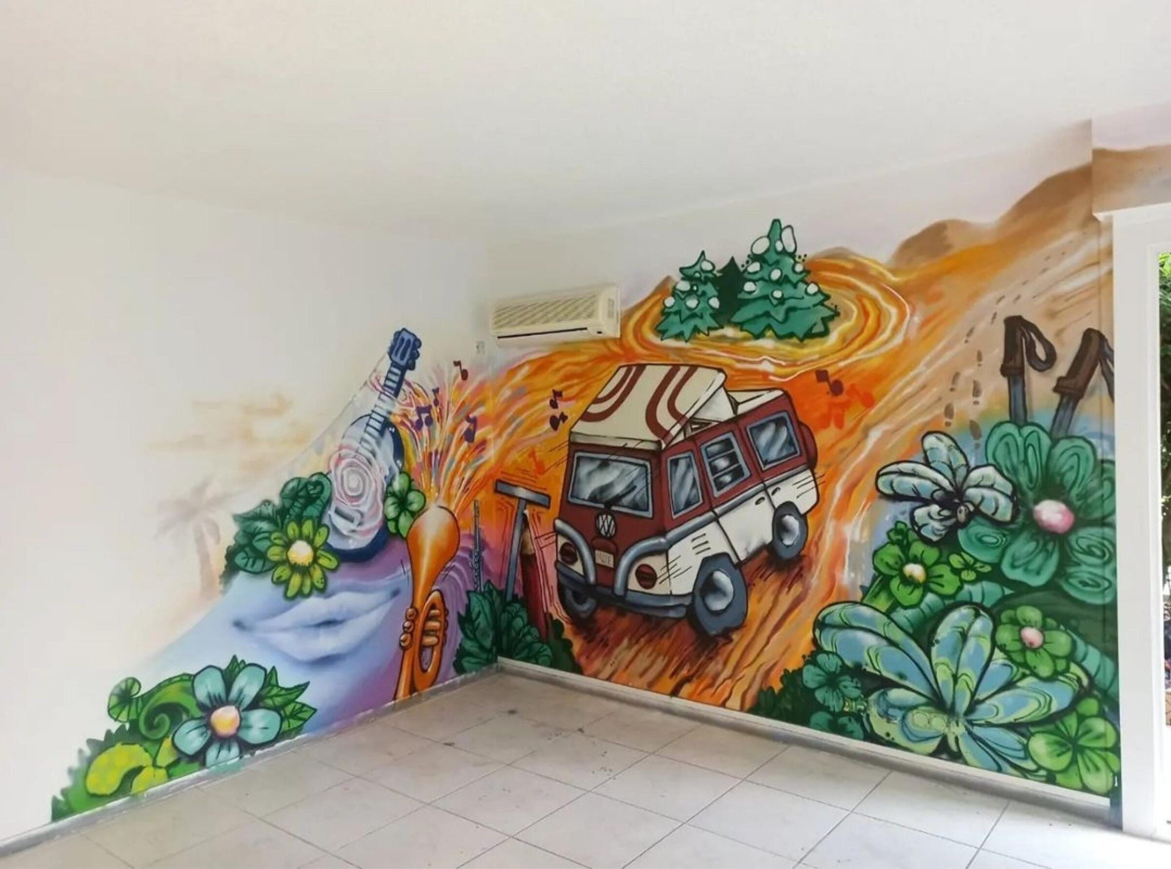 Vue d'ensemble de la fresque dans la pièce vide